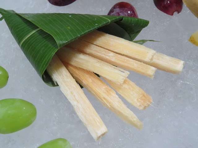 バーガーセットにポテトは必須。サトウキビだと言われても、いやいやこれはポテトでしょ…（王子動物園提供）