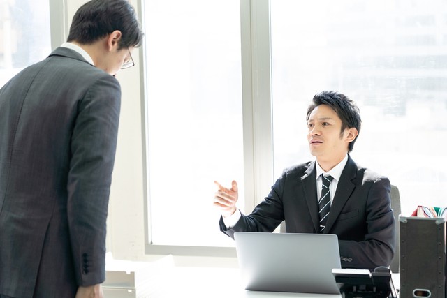 年下上司との付き合い方。※画像はイメージです （taka/stock.adobe.com）