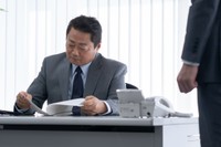 部下が作成した資料に納得がいかない…　※画像はイメージです(polkadot/stock.adobe.com)