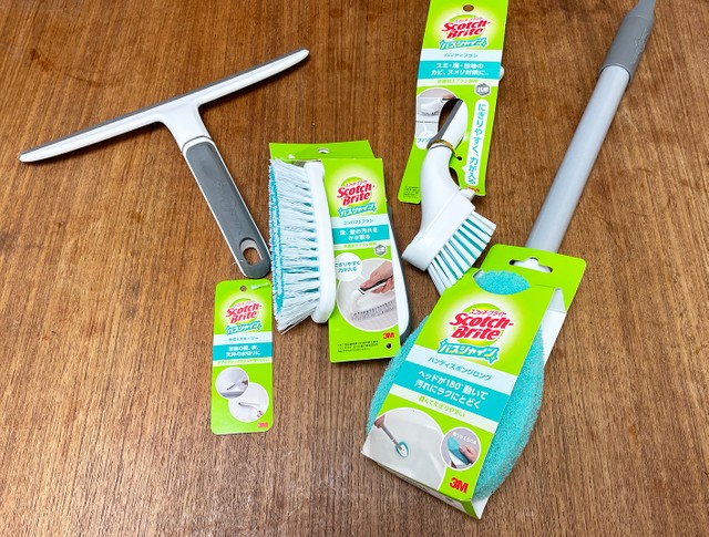 お風呂周りのそうじに対応したスリーエム ジャパンのブランド「スコッチ・ブライト バス シャイン」シリーズのアイテム。左から「水切りスキージー」「コンパクトブラシ」「ハンディブラシ」「ハンディスポンジロング」