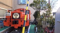 自宅の庭に機関車を所持している歩鉄の達人さん（歩鉄の達人さん提供）