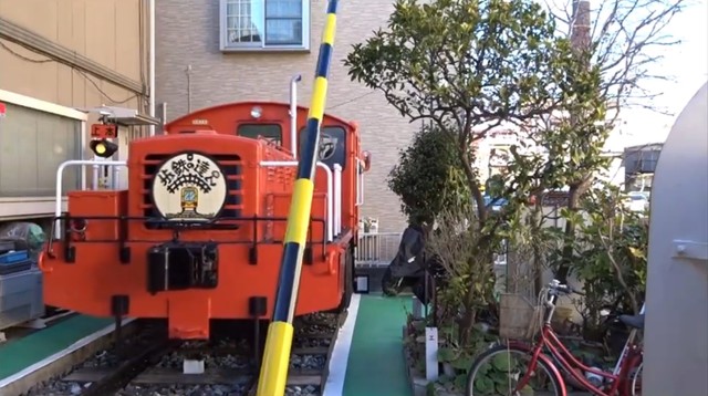 自宅の庭に機関車を所持している歩鉄の達人さん（歩鉄の達人さん提供）