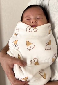 パパのきれいなお包みでスヤスヤ（提供：@aka.ultraman1さん）

