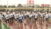 雨にも負けず元気よく　小学生のマラソン大会に1500人が参加　香川・丸亀市