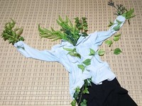 「脱ぎ捨てた服に造花を差してみたら『さっきまで人間だったヤツ』になりました」とツイート（磁・場さんのTwitterより）