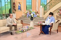 黒柳徹子さん（右）とトークを繰り広げる佐野史郎さん