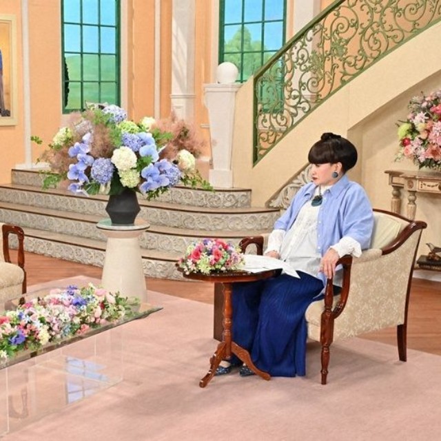 黒柳徹子さん（右）とトークを繰り広げる佐野史郎さん