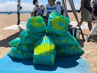 ごみで作ったモンスター＝須磨海岸