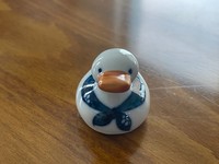 愛らしいアヒルの箸置き。カトラリーと一緒に長年大切に使われているそう／嵯峨山さん（@sgym_pht）提供