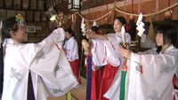 香川大学の外国人留学生が神社で巫女体験　玉串奉奠や舞など