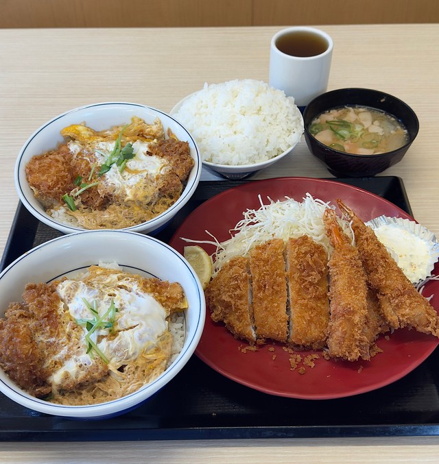 別の日の夕食～カツヤでドカ食い　税込2596円～／トラネコさん（@FIRE60028219）提供
