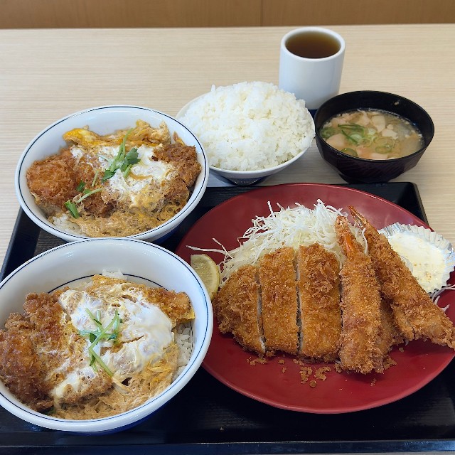 別の日の夕食～カツヤでドカ食い　税込2596円～／トラネコさん（@FIRE60028219）提供