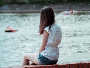 周りの目が気になる私は、楽しそうなふりをしてまたビールを飲んだ