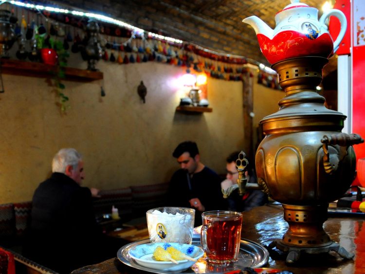 イランで「チャイ・ハーネ」と呼ばれる伝統的な喫茶店。ハーネは「家」の意で、庶民の憩いの場となっている＝2022年1月24日、テヘラン、飯島健太撮影