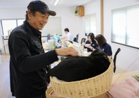 ベッドのそばを通る社員たちがふくを撫でてゆく（撮影／石黒謙吾）