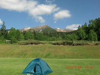 2014年6月、益子祐司氏が北海道・十勝岳の上空を観測した時に張ったテントと日中の風景。大自然の中でＵＦＯ探索は続く