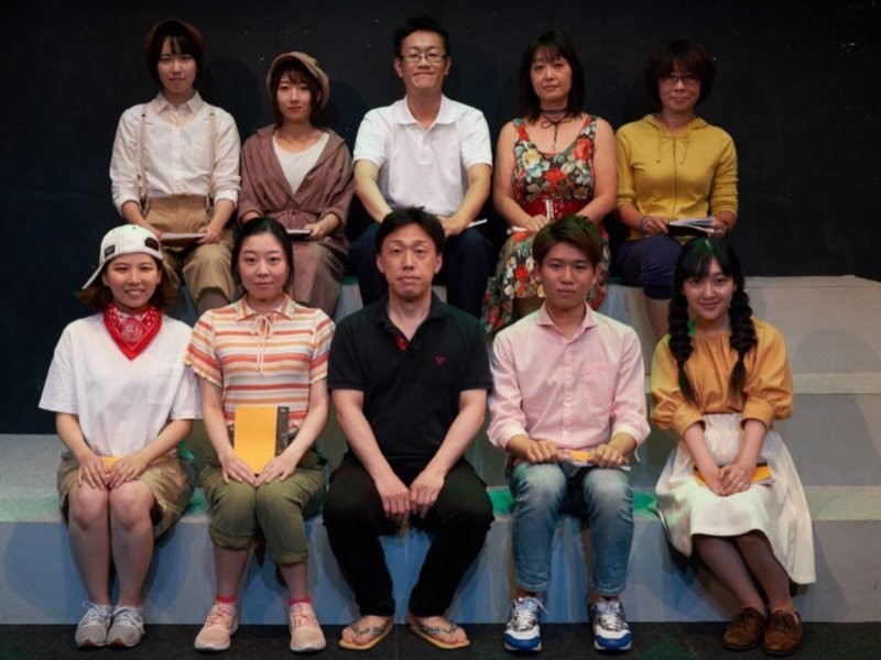 舞台が終わって役者の皆と。下段中央が滝沢さん