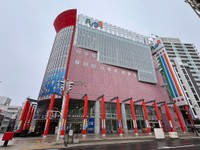 駅前で見かけたハデハデな外観の建物。パチンコ屋かと思いきや…（きゅうり大好きっ子ちゃんさん提供）