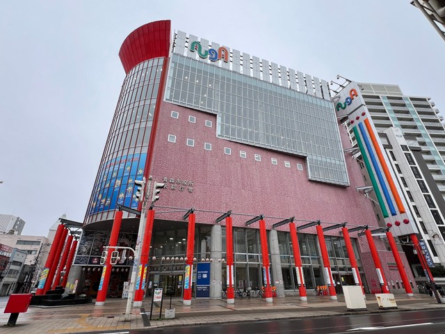 駅前で見かけたハデハデな外観の建物。パチンコ屋かと思いきや…（きゅうり大好きっ子ちゃんさん提供）