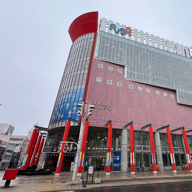 駅前で見かけたハデハデな外観の建物。パチンコ屋かと思いきや…（きゅうり大好きっ子ちゃんさん提供）