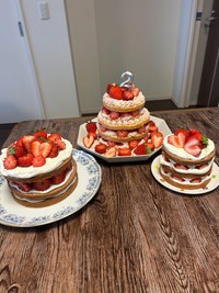 息子さん2歳の誕生日。大好きな苺をたっぷり使ったネイキッドケーキでお祝い（能島賢治さんThreadsより）