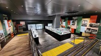 車両模型が展示された大国町駅のギャラリー