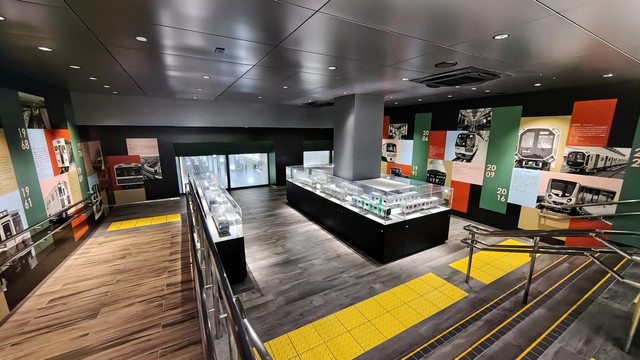 車両模型が展示された大国町駅のギャラリー