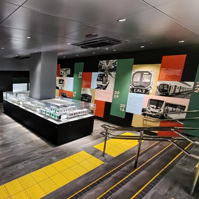 車両模型が展示された大国町駅のギャラリー