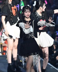 会場に手を振るJuice=Juiceの井上玲音=ぴあアリーナMM