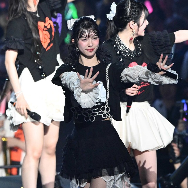 会場に手を振るJuice=Juiceの井上玲音=ぴあアリーナMM