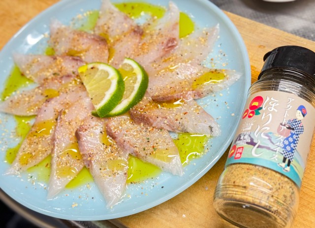 ほりにしのスパイスをたっぷり振りかけた伊豆大島産カンパチと御神火レモンのカルパッチョ。（FUNAさん提供）