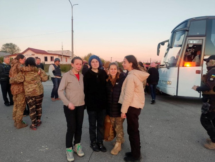 ロシアとウクライナの双方の当局者は17日、両国がウクライナ人女性108人を含む合計218人の捕虜交換を実施したと発表した