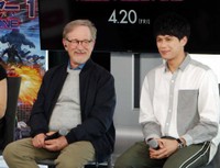 スティーヴン・スピルバーグ監督（左）と森崎ウィン＝2018年4月撮影