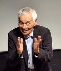 トークイベントで和やかな雰囲気の中、観客と接する俳優の岡本富士太＝都内