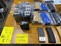 マガジン風のCO2ボンベ入れなど、面白いグッズもたくさん展示されてました