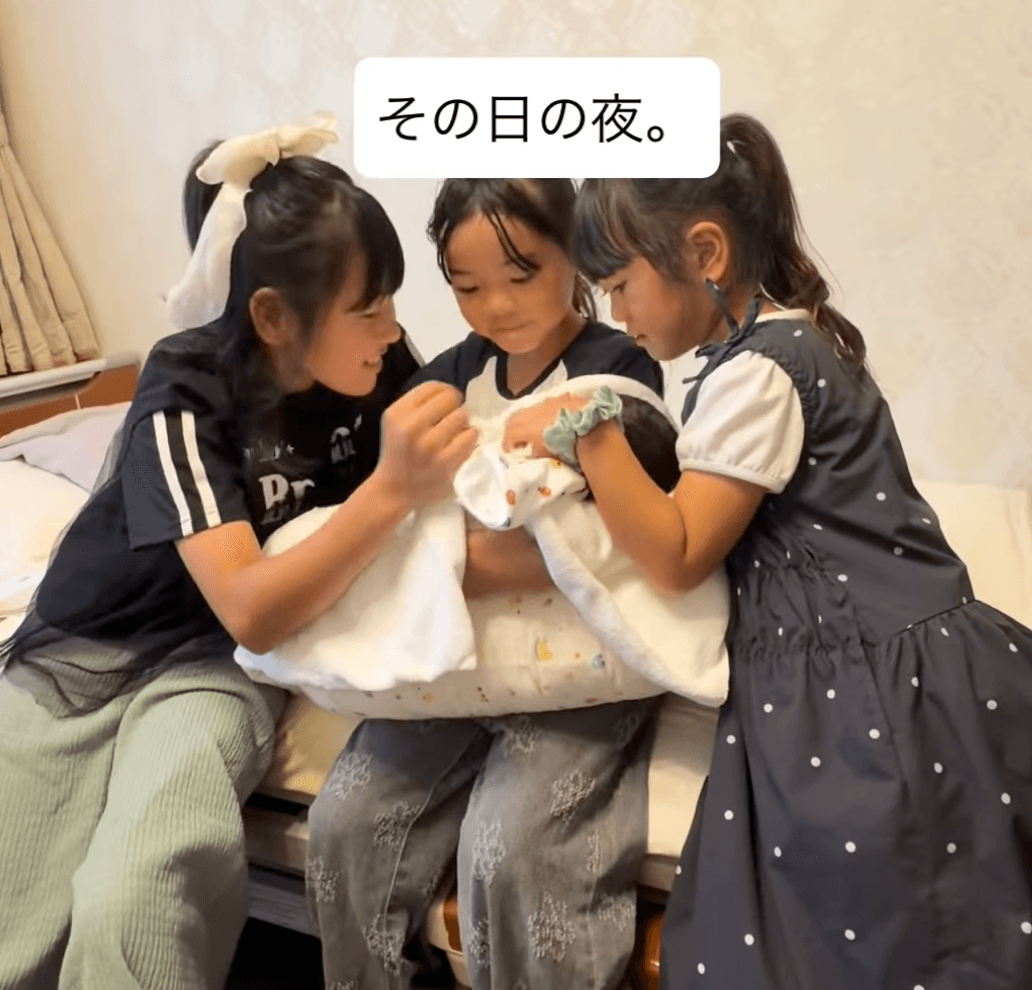 お姉ちゃんたちに囲まれた末っ子ちゃん。母子入院中のひとコマ（提供：@cocoru_akaneさん）
