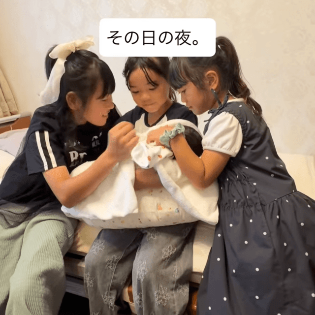 お姉ちゃんたちに囲まれた末っ子ちゃん。母子入院中のひとコマ（提供：@cocoru_akaneさん）
