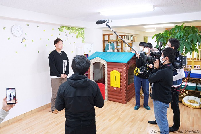 人気者の秋山投手。スポーツ系メディアの方々が取材してくださいました