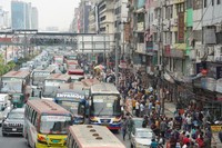 ダッカ市内の幹線道路は常に渋滞し、行き交う人々や露店でごった返していた=2024年5月9日、荒ちひろ撮影
