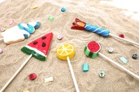 夏らしいスイカや花火の棒つきキャンディーも売り出している