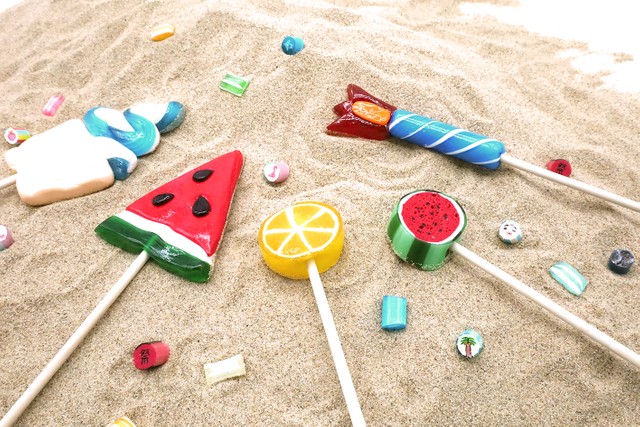 夏らしいスイカや花火の棒つきキャンディーも売り出している