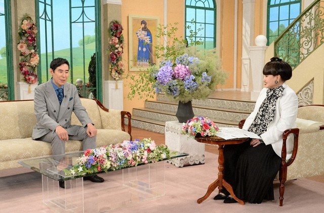 黒柳徹子さん（右）とトークを展開する髙嶋政伸さん