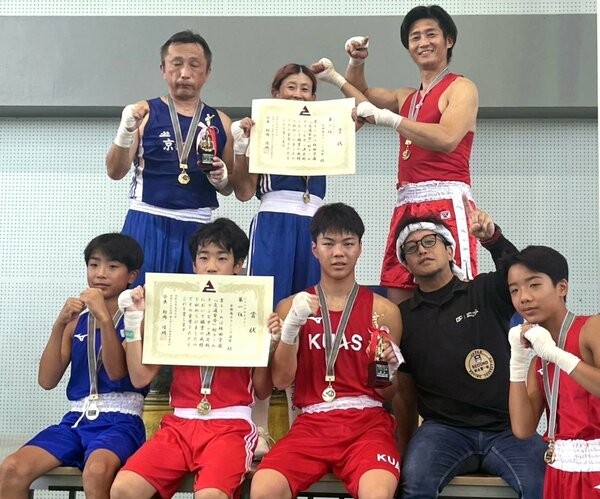 マスボクシングの全国大会で優勝した京都西院ボクシングジムのメンバー（９月、宮崎県えびの市）