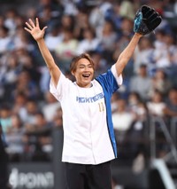 ファーストピッチセレモニーで投球し、笑顔でバンザイする純烈・白川裕二郎＝エスコンフィールド北海道