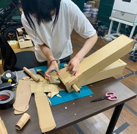 ダンボールでロボットを作るいんたーんの学生（吉藤オリィさん提供）