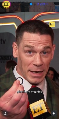 カメラに向けて指輪を見せながら語るジョン・シナ＝エンターテインメント・トゥナイトのインスタグラム＠entertainmenttonightより