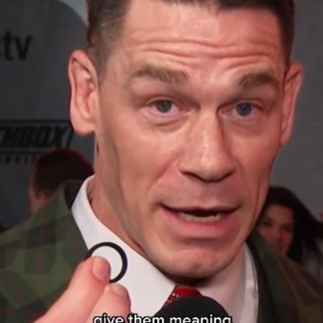 カメラに向けて指輪を見せながら語るジョン・シナ＝エンターテインメント・トゥナイトのインスタグラム＠entertainmenttonightより