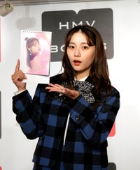 自身の「2024カレンダー」お気に入りカットを披露する浅川梨奈＝都内