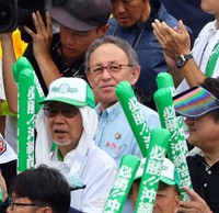アルプス席から沖縄尚学を応援する玉城デニー