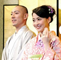 婚約会見で婚約指輪を見せる小林麻央さん（右、2010年撮影）